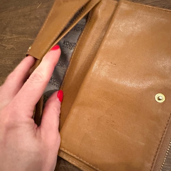 Michael Kors ⚜️ Camel Colored full sized wallet with gold accents - Picture 9 of 12